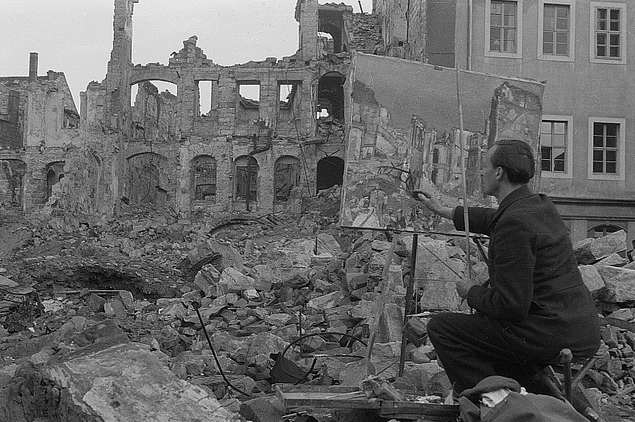Theodor Rosenhauer arbeitet an seinem Gemlde "Ansicht des Japanischen Palais nach dem Bombenangriff", Dresden 1945
